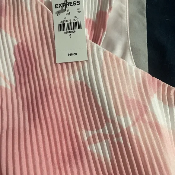 New Express that front pleated top. Size small - Picture 4 of 8